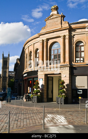 Dh Rathaus MERCHANT SQUARE GLASGOW Haupteingang zum Händler Platz Paar trinken Kaffee im Cafe streetscene Stockfoto