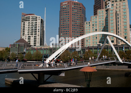 Fußgängerbrücke über den Yarra River am Southbank, Melbourne, Victoria, Australien Stockfoto