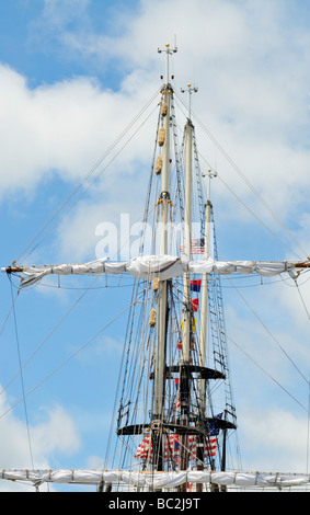 3 Masten der Mottenhalle Peacemaker mit Yardarms Segel furled und Takelage Stockfoto