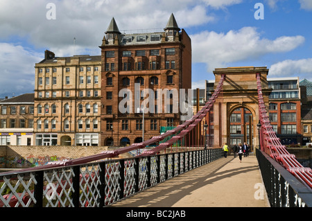 dh Portland Street Bridge RIVER CLYDE GLASGOW ist ein Fußgängertau in South Portland Street Suspension Bridge über River Clyde People City Walks uk Stockfoto