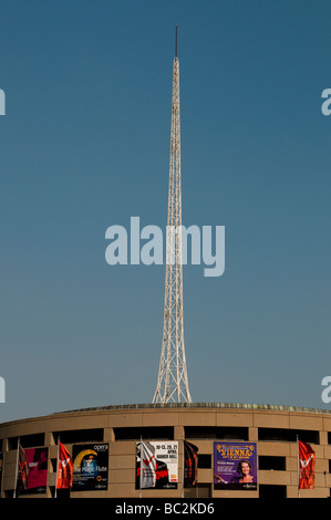 Victorian Arts Centre mit Hamer Hall und die Turmspitze des Theatergebäudes, Melbourne, Victoria, Australien Stockfoto