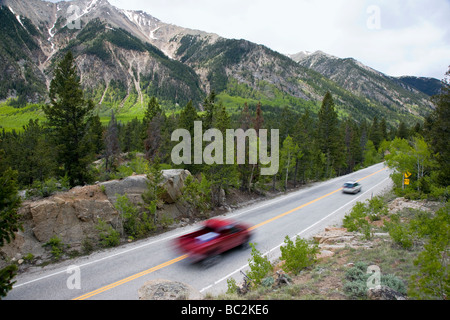 Hohen Überblick über Rasende Autos auf Staatsstraße Rt 82 westlich von Twin Lakes Reservoir Lake County San Isabel National Forest Colorado Stockfoto