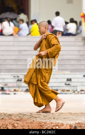 Young-buddhistischer Mönch zu Fuß auf dem Tempelgelände Stockfoto