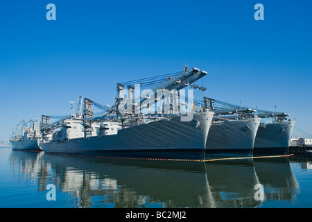 Schiffe der US Military Sealift Command reservieren Flotte gefesselt in Alameda, Kalifornien. USNS Gem State ist am nächsten an der Kamera. Stockfoto