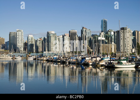 Skyline von Vancouver über Coal Harbour vom Stanley Park aus gesehen. Stockfoto