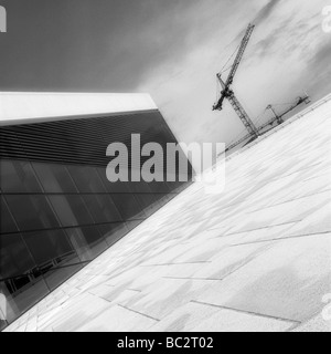 Die Bau-Krane zusammen mit der neuen Oper in Oslo Stockfoto