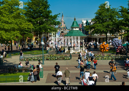 Paris Frankreich, "Theme Parks" Menschen besuchen "Disneyland Paris" allgemeine Übersicht, Menschenmenge, die "Main Street USA" Attraktion besuchen Stockfoto