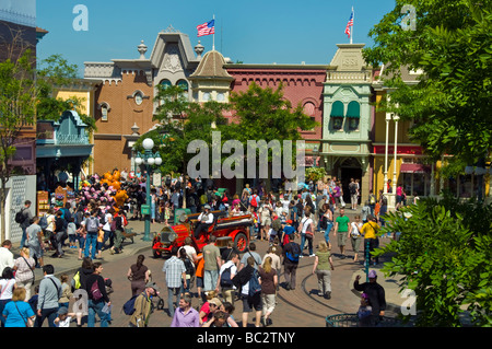Frankreich, Themenparks, Menschen den Besuch von Disneyland Paris, Übersicht, drängen sich zu Fuß auf "Main Street" Attraktion Stockfoto