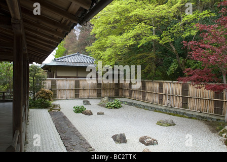 Einem trockenen Landschaftsgarten mit geharkt weißem Kies und großen Steinen in einem Bambus-Zaun-Hof in nanzen-Tempel in Kyoto Stockfoto