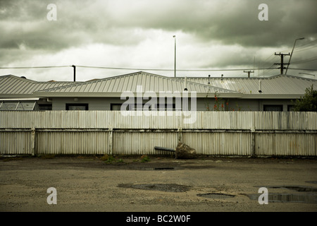 Neuseeland-Haus, Zaun und entwurzelte Zaun post, Foxton, Manawatu, Nordinsel Stockfoto