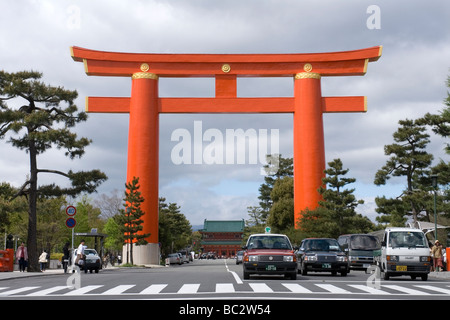 Das größte Torii-Tor in Japan ist etwa 500 Meter vor der Heian Jingu-Schrein in Kyoto mit einer Straße unterhalb Stockfoto