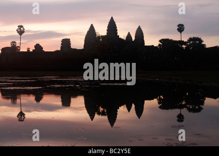 [Angkor Wat] Tempelkomplex, reflektiert Silhouette der Ruinen im Wasser bei Sonnenaufgang, Kambodscha, Südost-Asien Stockfoto