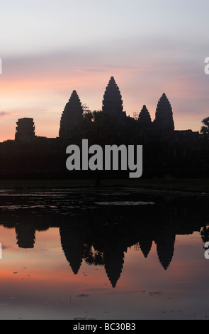 [Angkor Wat] Tempel, Silhouette der Ruinen und schönen Himmel spiegelt sich im Wasser bei Sonnenaufgang, Kambodscha, Südost-Asien Stockfoto