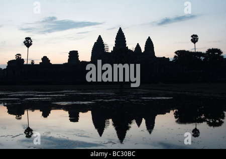 [Angkor Wat], Silhouette der Tempelruinen im Wasser in der Morgendämmerung, Kambodscha, Südost-Asien Stockfoto