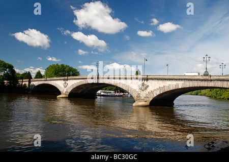 Kew Bridge, London, betrachtet aus dem nördlichen Ufer der Themse. Stockfoto