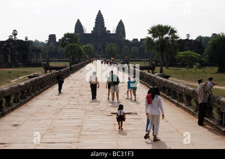 Touristen, die berühmten [Angkor Wat]-Tempelruinen in Kambodscha, Südost-Asien Stockfoto