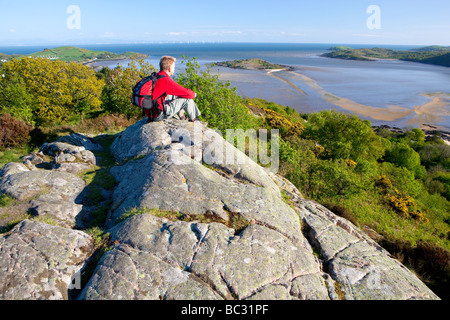 Hill-Walker auf Mark Hill in der Nähe von Rockcliffe Blick auf rauen Insel und über Solway Firth auf Robin Rigg Windpark Scotland UK Stockfoto