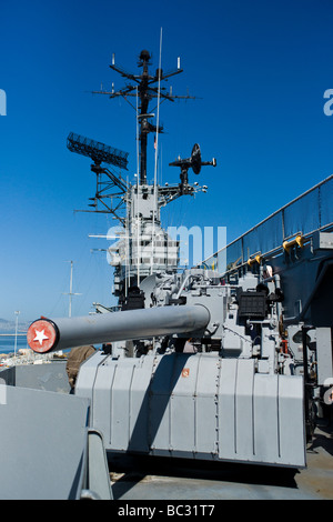 Eine einzelne 5' / 38 Gewehr auf der USS Hornet. Stockfoto