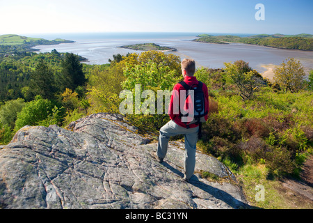 Hill-Walker auf Mark Hill in der Nähe von Rockcliffe Blick auf rauen Insel und über Solway Firth auf Robin Rigg Windpark Scotland UK Stockfoto