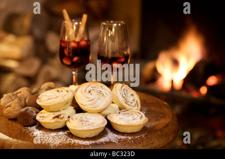 Weihnachten Mince Pies und Glühwein Stockfoto