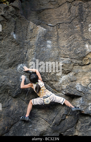 Ein junger Kletterer Bouldern im Central Park. Stockfoto