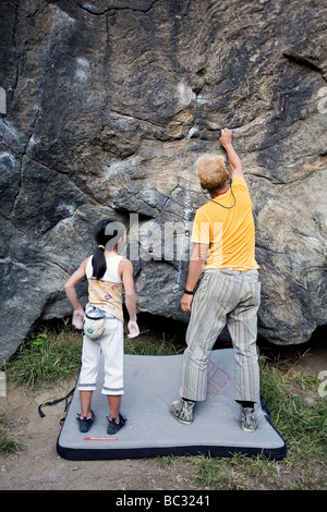 Ein junger Kletterer Bouldern mit ihrem Vater im Central Park. Stockfoto