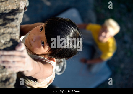 Ein junger Kletterer Bouldern im Central Park. Stockfoto