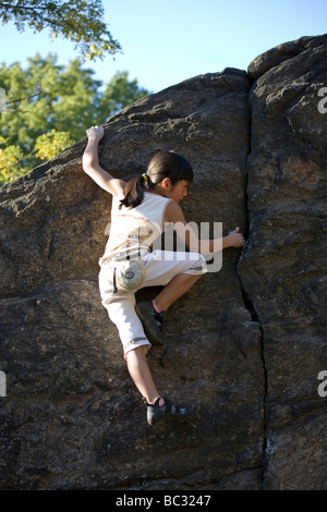 Ein junger Kletterer Bouldern im Central Park. Stockfoto