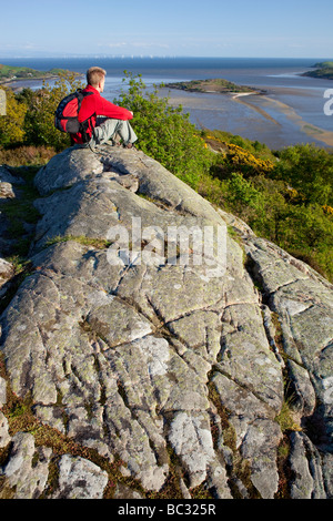 Hill-Walker auf Mark Hill in der Nähe von Kippford Blick auf rauen Insel und über Solway Firth auf Robin Rigg Windpark Scotland UK Stockfoto