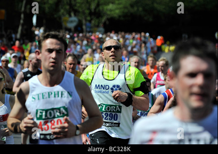 Läufer beim Flora London-Marathon 2009 Stockfoto