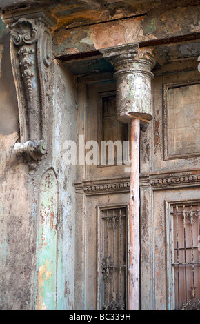 Unterstützen Sie, hält das Kapitol einer ausgeblendeten Spalte außerhalb Altbauwohnung in Habana Vieja. Alt-Havanna, Kuba Stockfoto