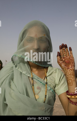 Eine neue Braut mit Henna Markierungen in vielbereiste, Rajasthan, Indien Stockfoto