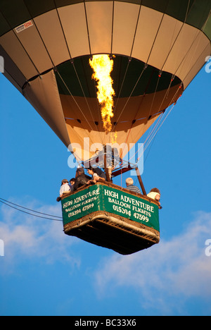 Nahaufnahme Schuss von Heißluft-Ballon-Korb und Brenner auf kommerziellen Flug über englischen Lake district Stockfoto