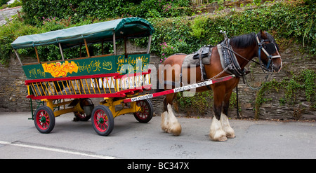 Dekoriertes Dorf Bauernwagen & schwere Pferdebus-Dienste; Dorf touristischen öffentlichen Verkehrsmitteln in Polperro, Cornwall, Südostengland, Großbritannien Stockfoto