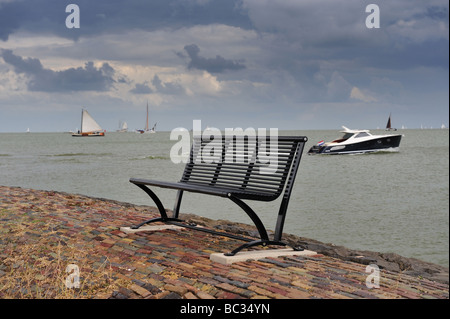 Eine Bank in den Niederlanden volendam Stockfoto