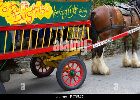 Dekoriertes Dorf Bauernwagen & schwere Pferdebus-Dienste; Dorf touristischen öffentlichen Verkehrsmitteln in Polperro, Cornwall, Südostengland, Großbritannien Stockfoto