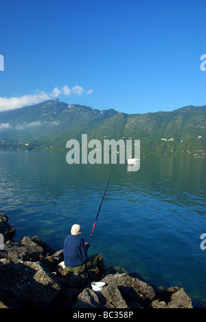 Abtei von Hautecombe am Rande des Lac du Bourget ("See von Le Bourget") (73) Angler Stockfoto