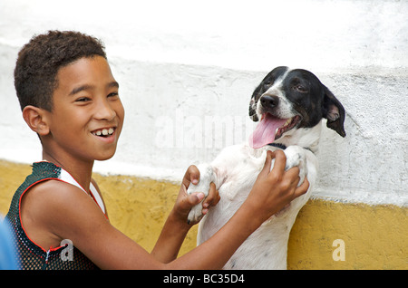 Kubanische junge mit tanzenden Hund, Plaza Vieja, Alt-Havanna, Kuba Stockfoto