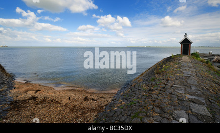 Blick vom Hafen von Volendam ein kleines Dorf in den Niederlanden mit Blick auf den See namens IJsselmeer Stockfoto