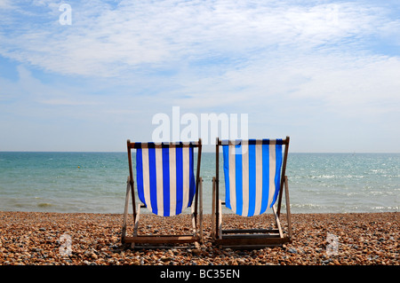 Liegestühle am Strand von Brighton, Brighton, England Stockfoto