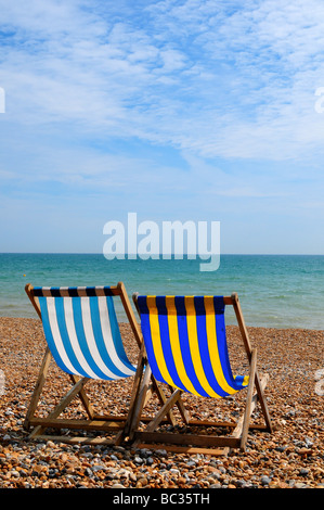 Liegestühle am Strand von Brighton, Brighton, England Stockfoto