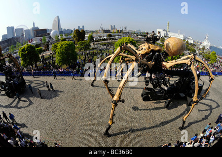 Yokohama (Japan): Street-Theatergruppe namens "La Machine" (2009/04/19) Stockfoto