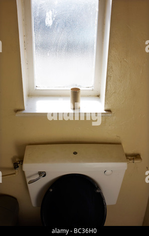 Eine leere Klopapierrolle in einem Badezimmer in einem Transport-Café in Cannock, Großbritannien. Stockfoto