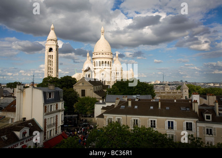 Blick auf den Place du Tertre und Sacre Coeur in Montmartre Paris Frankreich. Entnommen aus einem Privathaus und so einen einzigartigen Blick Stockfoto