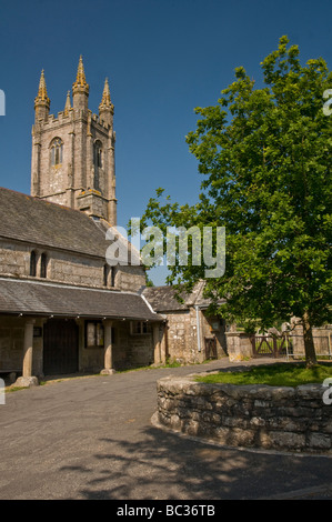 Widecombe Moor Kirche und Kirchturm steigen hinter Stockfoto