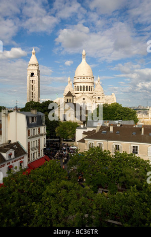 Blick auf den Place du Tertre und Sacre Coeur in Montmartre Paris Frankreich. Entnommen aus einem Privathaus und so einen einzigartigen Blick Stockfoto