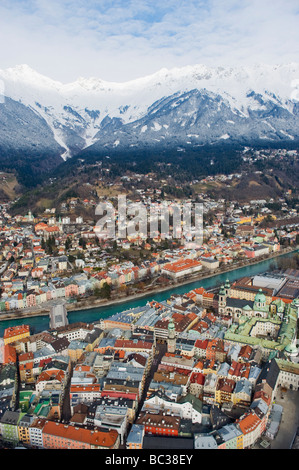Luftbild von der Tiroler Bergwelt und Innsbruck Österreich Stockfoto