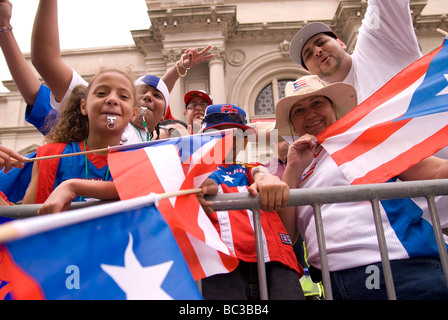 Jährliche Puerto Rican Day Parade.  5th Avenue, Manhattan, New York City. Eine bunte und spannende Feier. Stockfoto