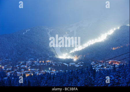 Nachtskilauf über Seefeld Dorf Seefeld Tirol Österreich Stockfoto