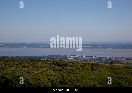 Blick über die Mündung des Dee in Richtung Liverpool Kathedrale von Moel y Gaer in der Nähe von Halkyn, Flintshire Stockfoto